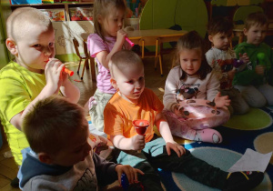 dzieci grają na instrumentach