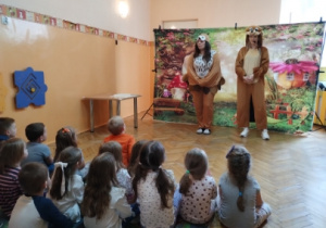 dzieci oglądają przedstawienie