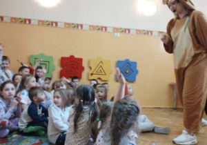 dzieci odpowiadają