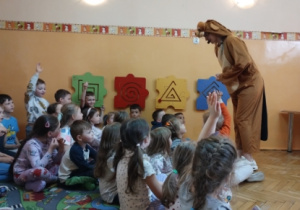 dzieci odpowiadają