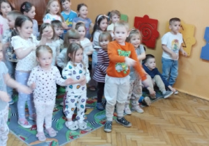 dzieci tańczą
