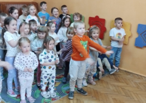 dzieci tańczą