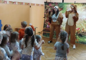 dzieci tańczą