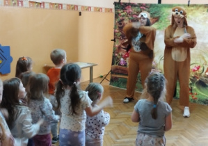 dzieci tańczą