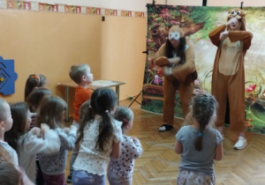 dzieci tańczą