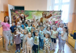 przedszkolaki i bohaterowie przedstawienia
