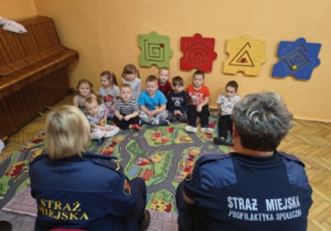 panie ze Straży Miejskiej i dzieci