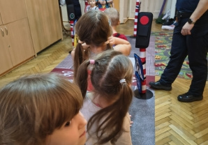 dzieci w różnych pojazdach (autobus, ambulans, policja)