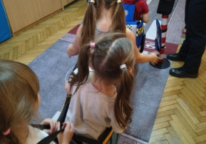 dzieci w różnych pojazdach (autobus, ambulans, policja)