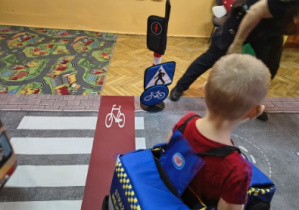 dzieci w różnych pojazdach (autobus, ambulans, policja)