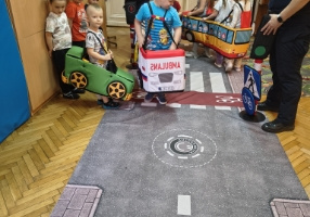 dzieci wcieliły się w pieszych