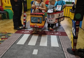 dzieci w różnych pojazdach (autobus, ambulans, policja)