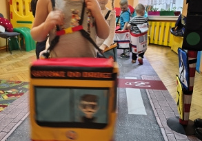 dzieci w różnych pojazdach (autobus, ambulans, policja)