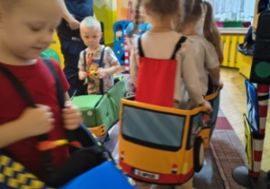 dzieci w różnych pojazdach (autobus, ambulans, policja)