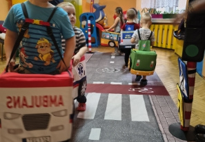 dzieci w różnych pojazdach (autobus, ambulans, policja)
