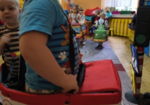 dzieci w różnych pojazdach (autobus, ambulans, policja)