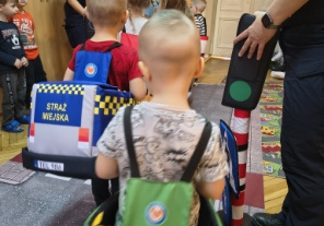 dzieci w różnych pojazdach (autobus, ambulans, policja)