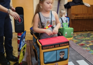 dzieci w różnych pojazdach (autobus, ambulans, policja)