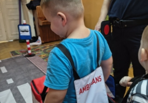 dzieci w różnych pojazdach (autobus, ambulans, policja)