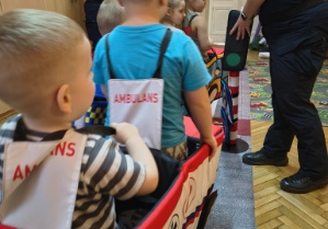 dzieci w różnych pojazdach (autobus, ambulans, policja)