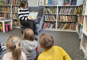 dzieci słuchają opowiadania