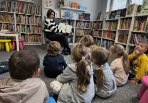 dzieci słuchają opowiadania