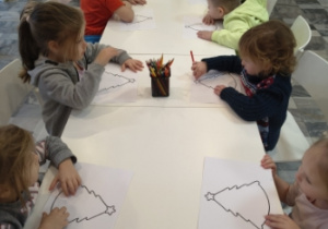 dzieci uczestniczyły w warsztatach plastycznych kolorowanie choinki