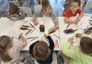 dzieci uczestniczyły w warsztatach plastycznych kolorowanie choinki