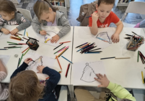 dzieci uczestniczyły w warsztatach plastycznych kolorowanie choinki