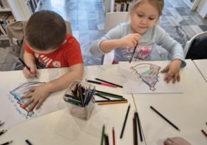 dzieci uczestniczyły w warsztatach plastycznych kolorowanie choinki