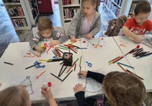 dzieci uczestniczyły w warsztatach plastycznych wyklejanie bibułą choinki