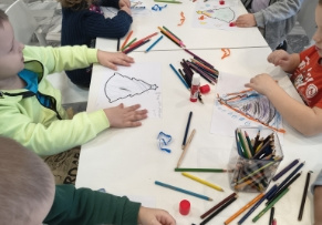 dzieci uczestniczyły w warsztatach plastycznych wyklejanie bibułą choinki