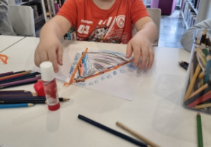 dzieci uczestniczyły w warsztatach plastycznych wyklejanie bibułą choinki