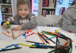 dzieci uczestniczyły w warsztatach plastycznych wyklejanie bibułą choinki