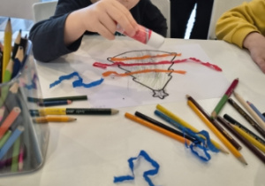 dzieci uczestniczyły w warsztatach plastycznych wyklejanie bibułą choinki