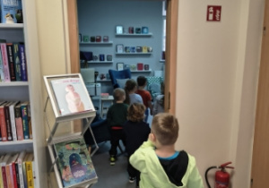 pomieszczenie z książkami podzielonymi na emocje