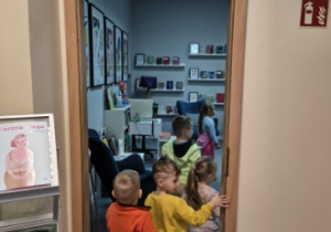 pomieszczenie z książkami podzielonymi na emocje