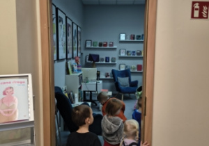 pomieszczenie z książkami podzielonymi na emocje