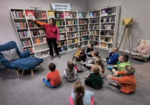 pomieszczenie z książkami podzielonymi na emocje