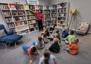 pomieszczenie z książkami podzielonymi na emocje