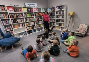 pomieszczenie z książkami podzielonymi na emocje