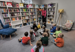 pomieszczenie z książkami podzielonymi na emocje