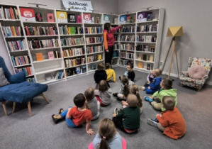 pomieszczenie z książkami podzielonymi na emocje