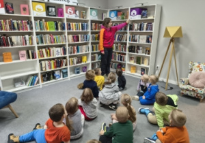 pomieszczenie z książkami podzielonymi na emocje