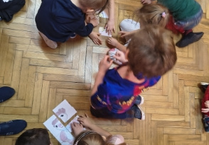 dzieci układają puzzle z misiem