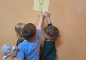 poszukiwanie na sali odpowiednich kolorowych misiów.