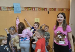 poszukiwanie na sali odpowiednich kolorowych misiów