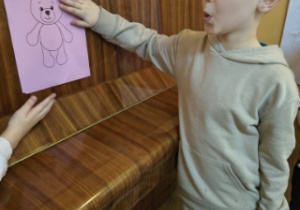 poszukiwanie na sali odpowiednich kolorowych misiów