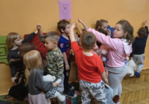 poszukiwanie na sali odpowiednich kolorowych misiów.