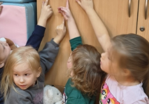 poszukiwanie na sali odpowiednich kolorowych misiów